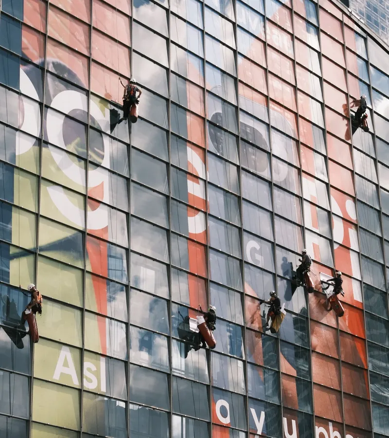 Seilzugang an einer farbig gestalteten Fassade