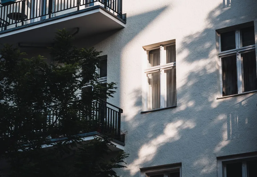 Wohnhausfassade mit Balkonen in Berlin