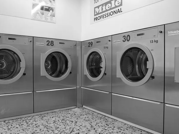 Gewerbliche Waschküche mit gereinigten Geräten