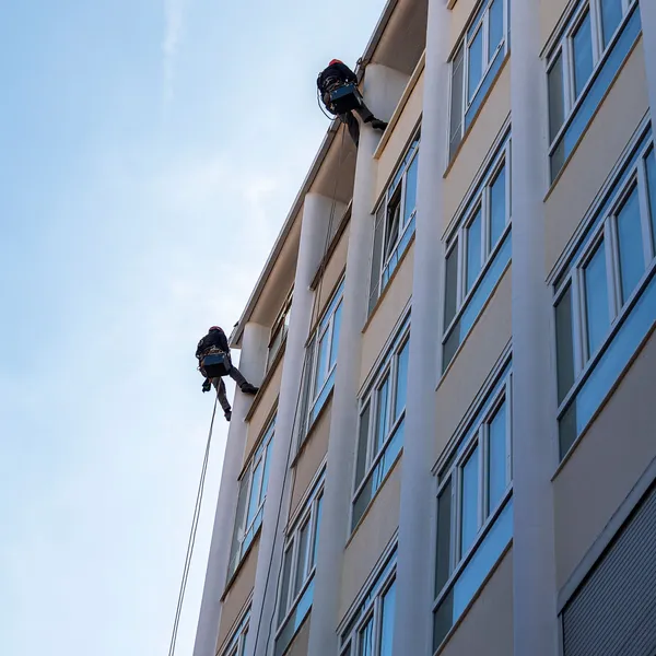 Fassadendetail mit gereinigten Glasflächen