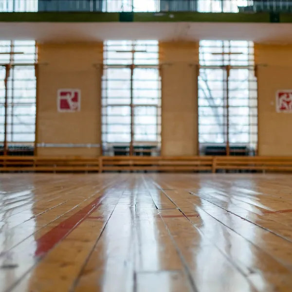 Sporthalle mit gereinigtem Hallenboden