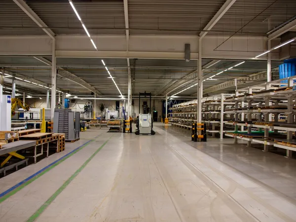 Logistikhalle mit gereinigten Verkehrswegen