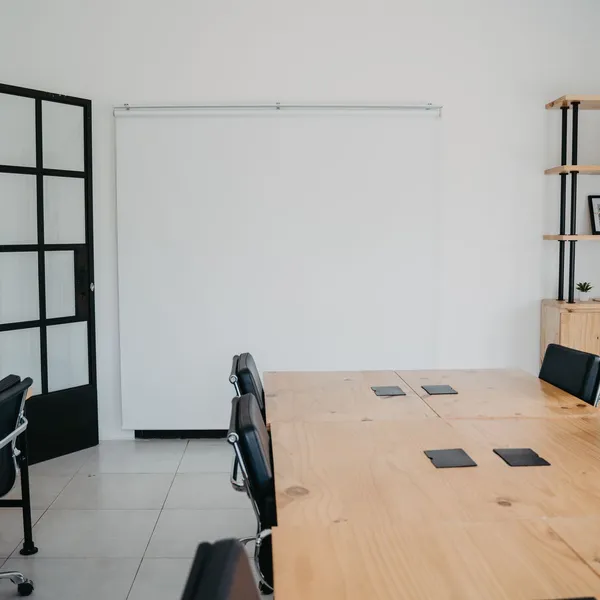 Besprechungsraum mit gereinigtem Tisch und Bestuhlung