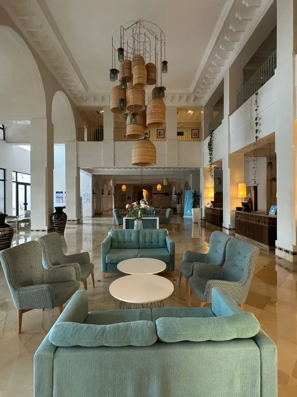 Hotellobby mit gereinigten Boden- und Glasflächen