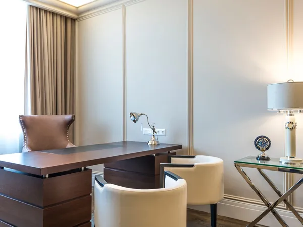 Arbeitszimmer mit gereinigten Flächen
