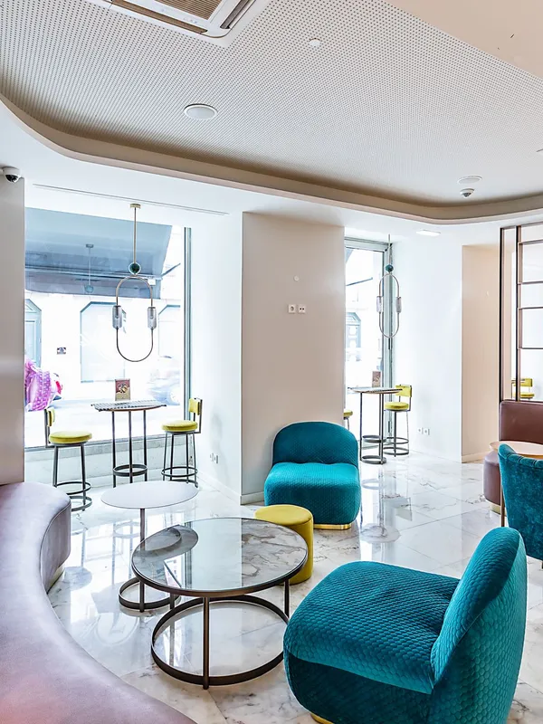 Lounge-Bereich mit gereinigten Polstern und Böden