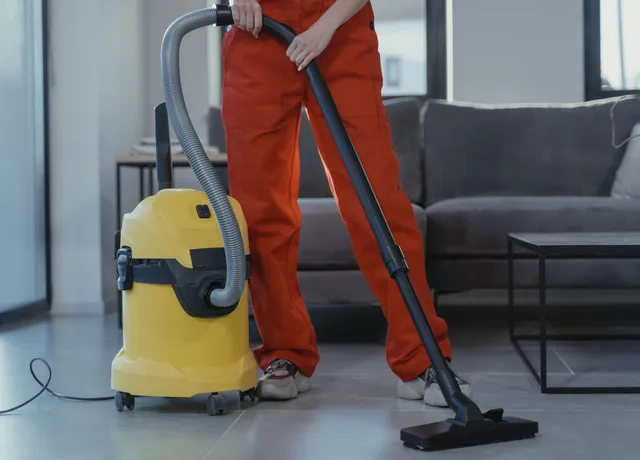 Grundreinigung eines Aufenthaltsraums mit Industriesauger