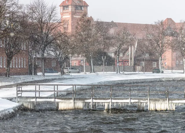Verschneite Außentreppe mit Geländer
