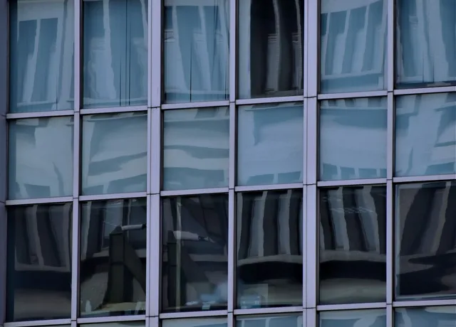 Fassade mit Fensterreihen und Balkonen