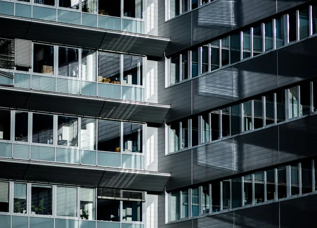Bürogebäude mit durchlaufenden Fensterbändern