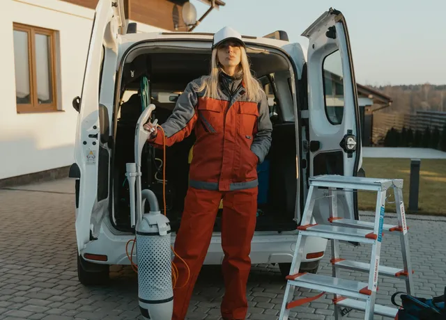 Fahrzeug mit Reinigungsausrüstung vor dem Objekt