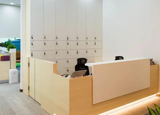 Heller Empfangstresen mit Postfachanlage