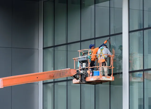 Hubarbeitsbühne vor einer Glasfassade