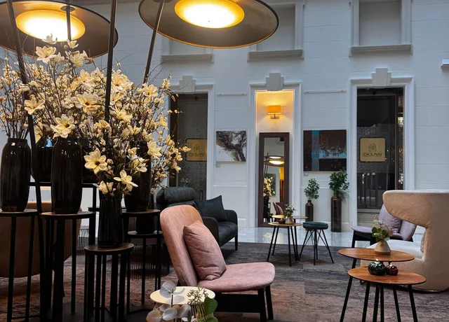 Gastraum mit Bestuhlung und Blumenschmuck