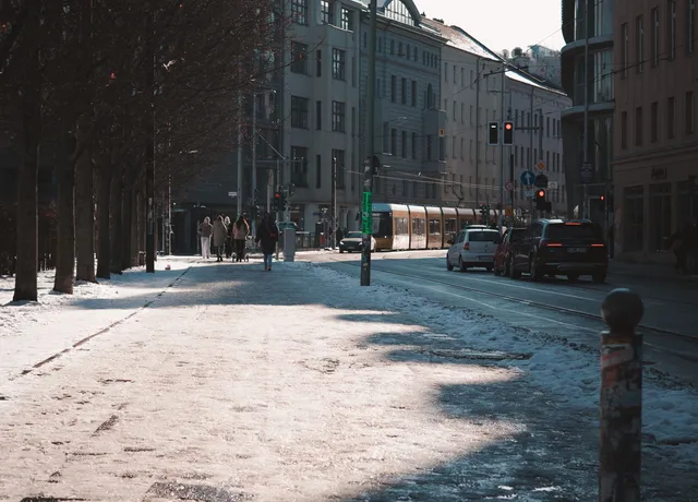 Verschneite Straße mit geräumtem Gehweg