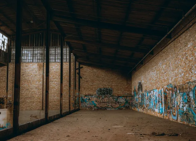 Hallenwand mit Graffiti vor der Reinigung