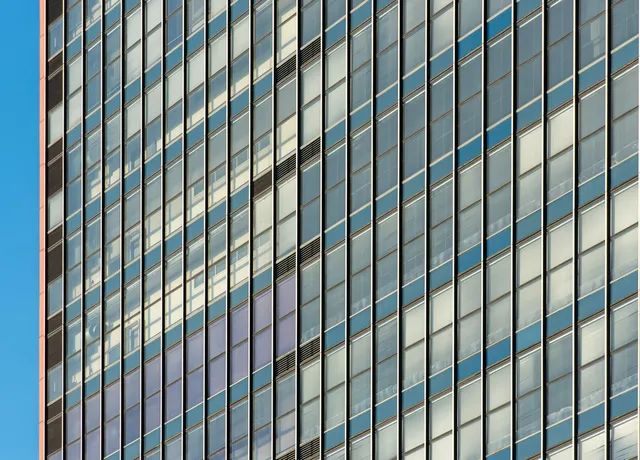 Rasterfassade aus Glas an einem Zweckbau