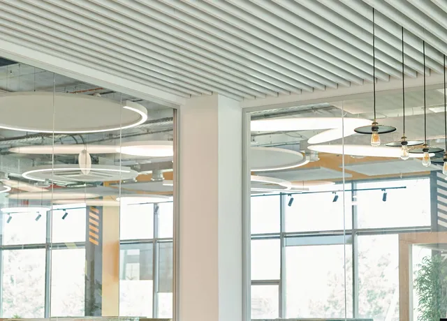 Repräsentatives Einzelbüro mit Schreibtisch und Sesseln
