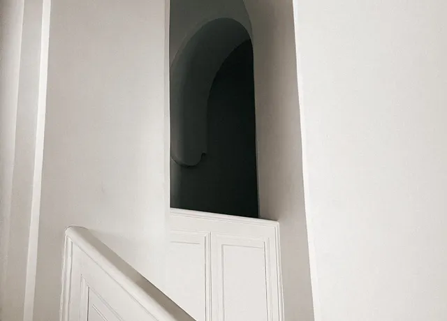 Heller Treppenaufgang in einem Mehrfamilienhaus