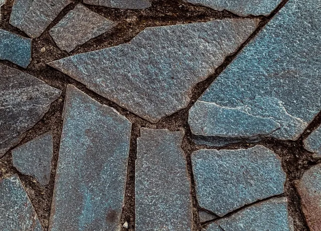 Natursteinbelag mit unregelmäßigen Platten