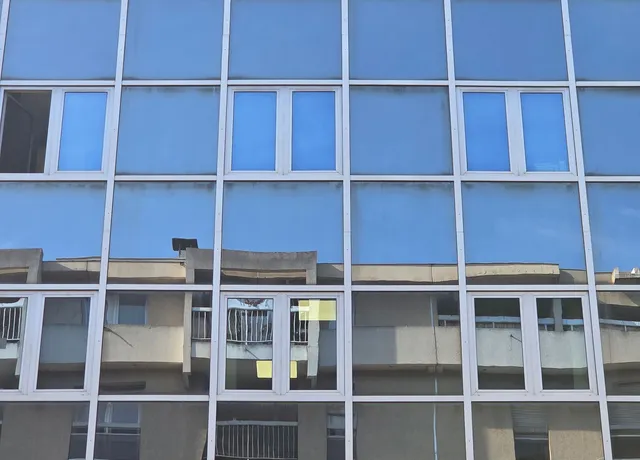 Fensterfassade eines mehrgeschossigen Gebäudes