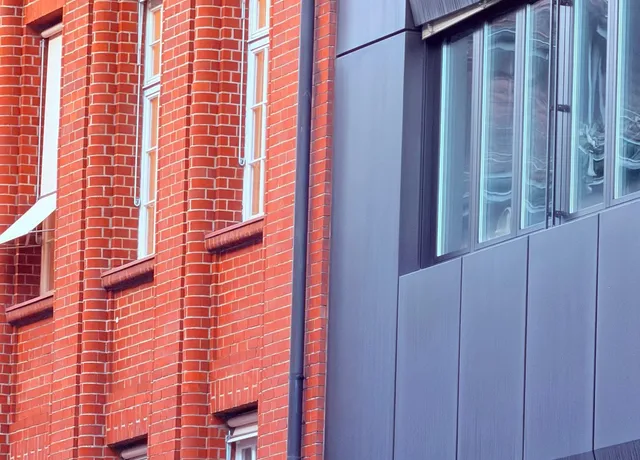 Fenster mit Rahmen in einer Backsteinfassade