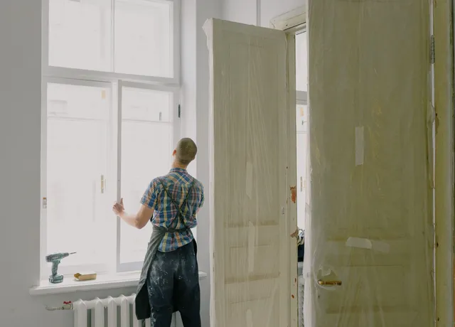 Renovierter Altbauraum mit Fenster und Flügeltür