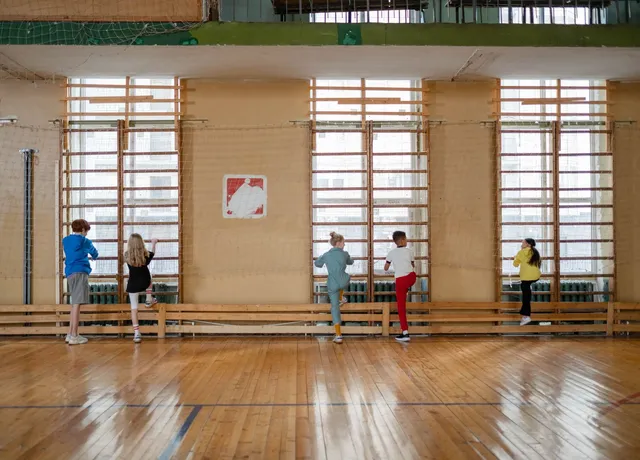 Sporthalle mit Hallenboden und Sprossenwand
