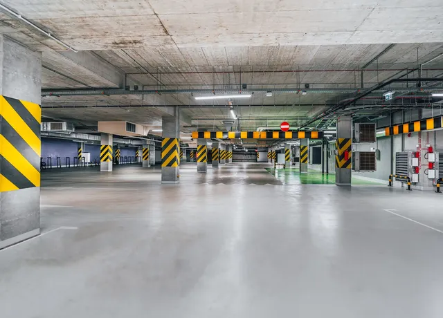 Helle Tiefgarage mit Fahrbahnmarkierungen