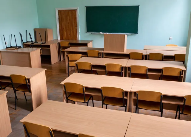 Gruppenraum mit Tafel und Tischen