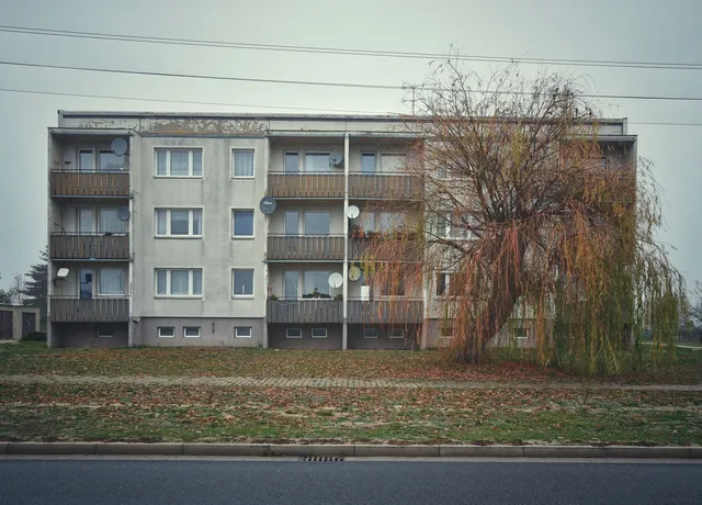 Mehrfamilienhaus einer Wohnanlage von der Straße