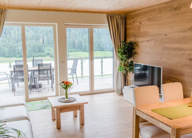 Heller Wohnraum mit Fensterfront zur Terrasse