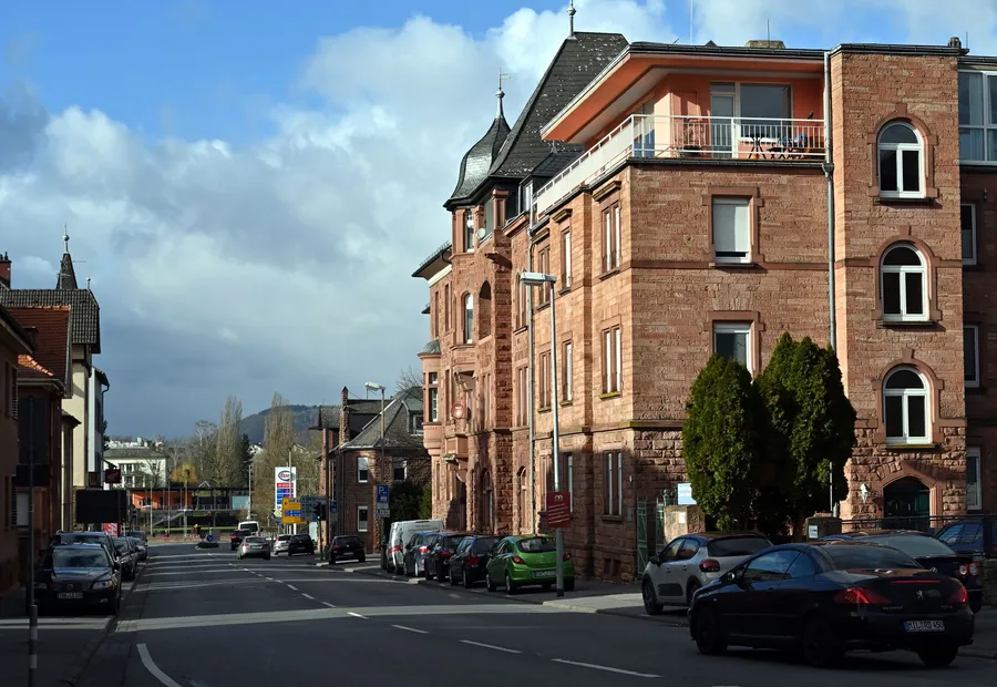 Wohnstraße mit Gründerzeitbebauung und parkenden Fahrzeugen