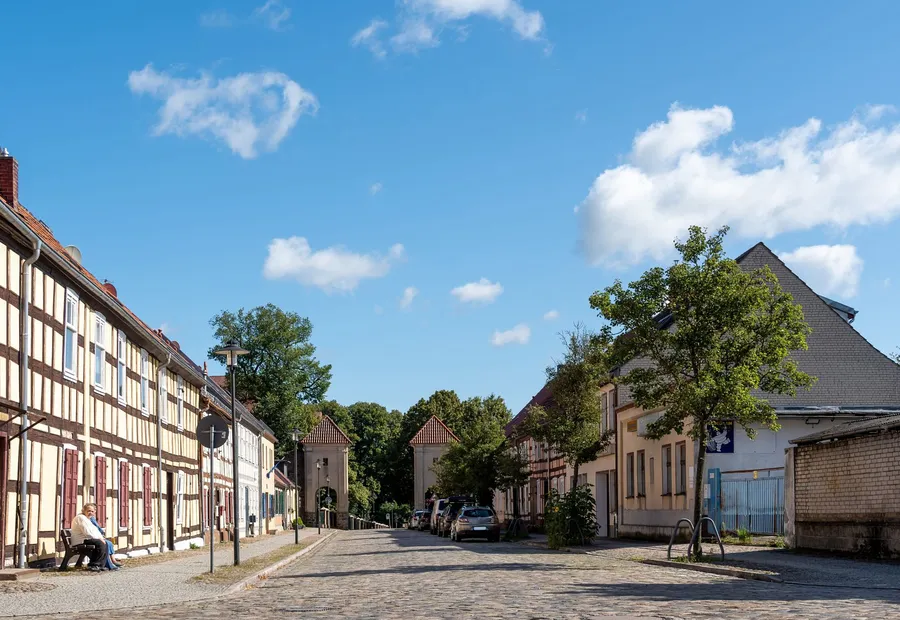 Straßenzug mit Wohn- und Geschäftshäusern