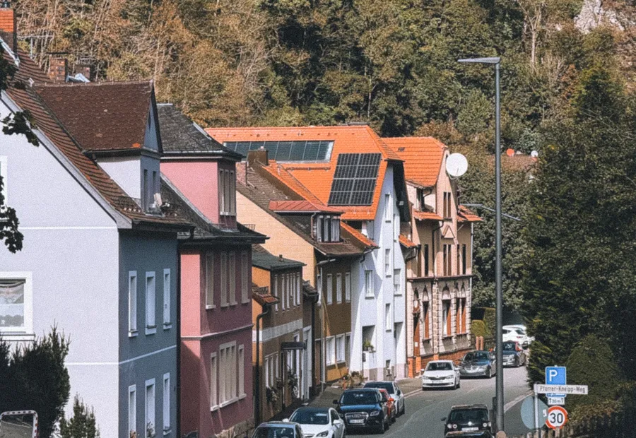 Kopfsteinpflastergasse mit Geschäften und Außenbestuhlung