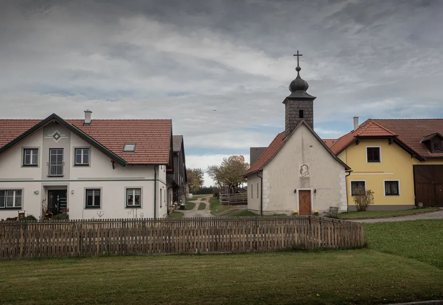 Ortskern mit Kirche und angrenzender Wohnbebauung