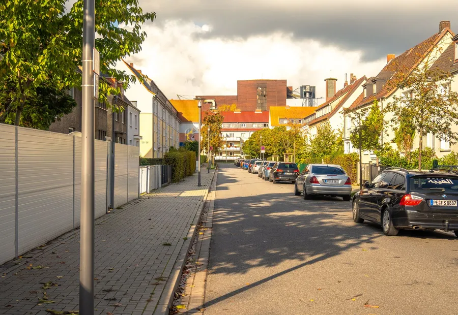 Ruhige Wohnstraße mit Ein- und Mehrfamilienhäusern