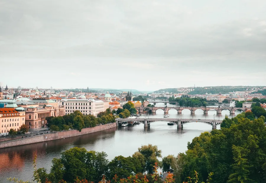 Flussstadt mit Brücken und Uferbebauung