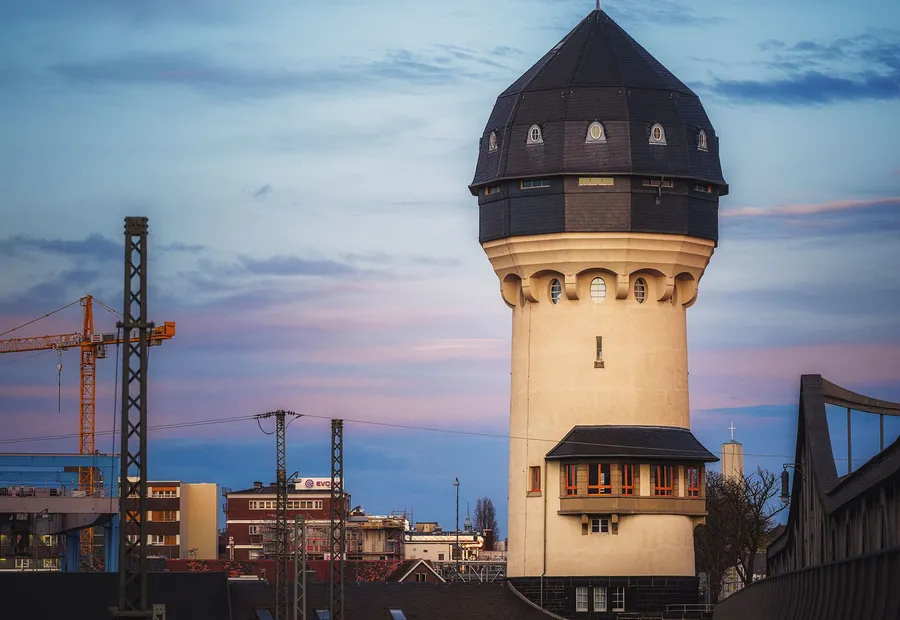 Wasserturm über einem Stadtquartier im Umbau