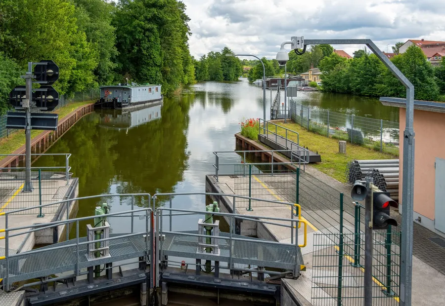 Schleusenanlage an einer Wasserstraße
