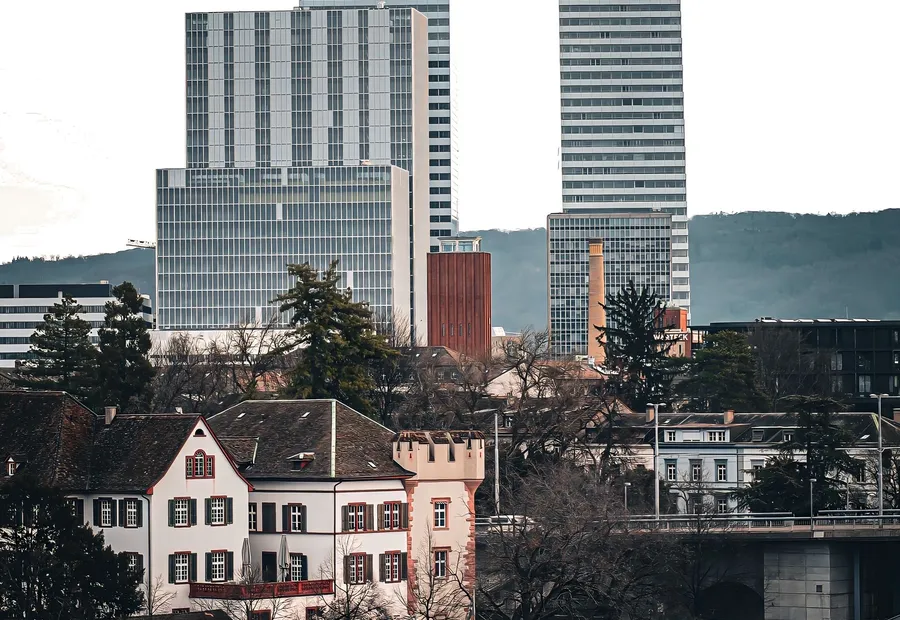 Stadtsilhouette mit Hochhäusern hinter Altbaubestand
