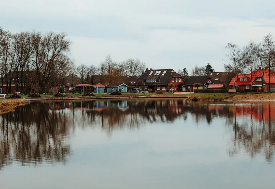 Uferbebauung an einem Fluss mit Bootsanleger