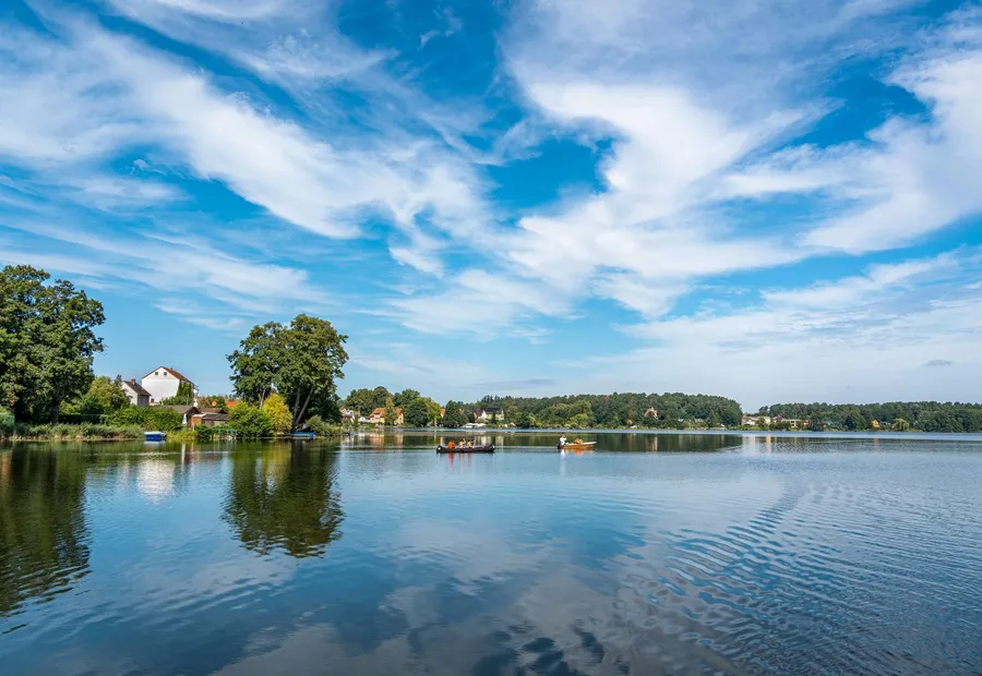 See mit Uferweg und Baumbestand
