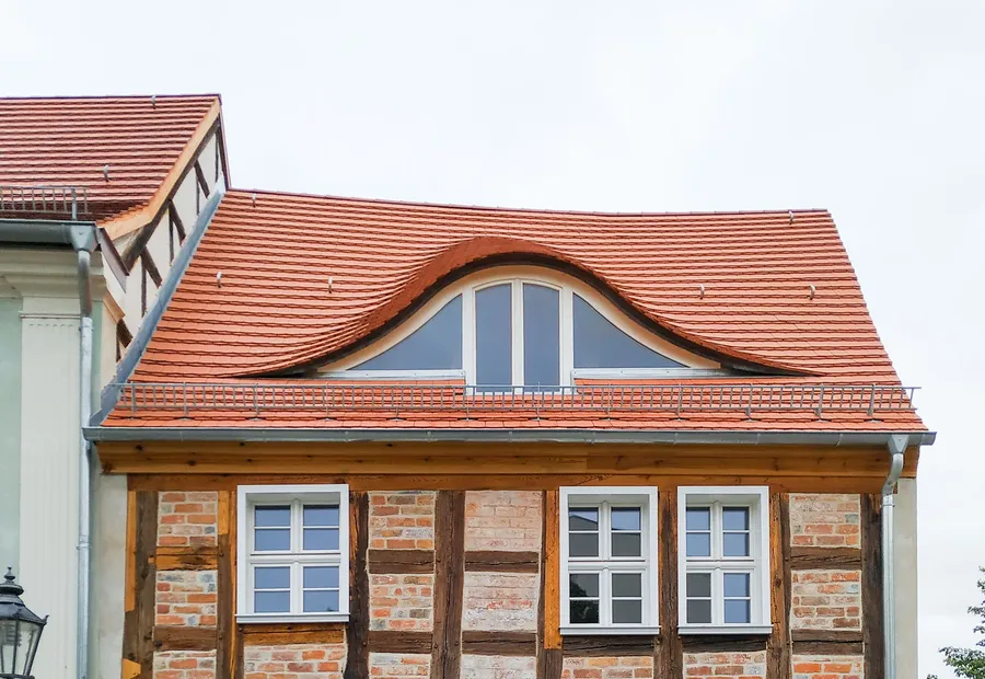 Backsteingiebel eines historischen Wohnhauses