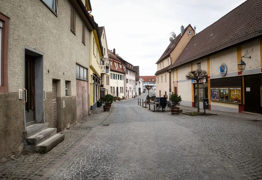 Straßenzug mit verputzten Wohn- und Geschäftshäusern