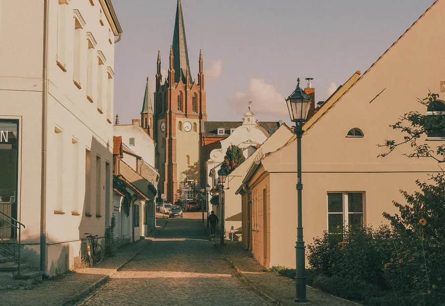 Ortsdurchfahrt mit Kirchturm im Hintergrund