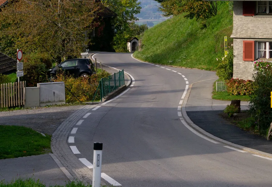Dorfstraße mit Kopfsteinpflaster und Wohnhäusern