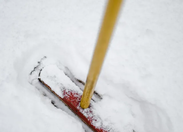 Schneeschieber auf einer frisch geräumten Fläche